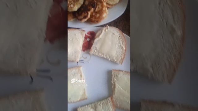 завтрак многодетной семьи.  .все очень просто и быстро. дети довольны.както так идея завтрака.mp4