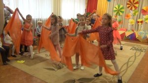 Танец девочек с тканью на осеннем утреннике. Это осень. Подготовительная и старшая группа