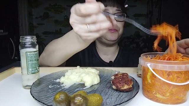 Мукбанг | Пюре с котлетой и соленья | Предохраняйтесь? смотреть онлайн