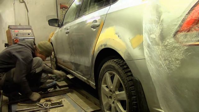 Volkswagen Polo ремонт кузова, вытяжка порога, подготовка к покраске. смотреть онлайн
