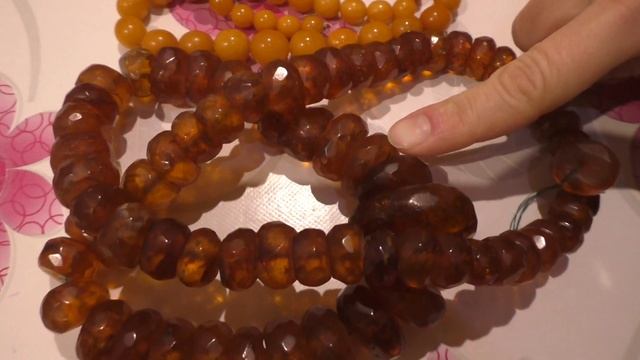 Янтарь в ультрафиолете - янтарные бусы светятся зеленым и желтым смотреть онлайн