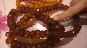 Янтарь в ультрафиолете - янтарные бусы светятся зеленым и желтым