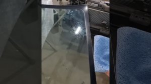 Переклеиваем платформы из под крепления зеркала и датчика дождя со старого стекла на новое.