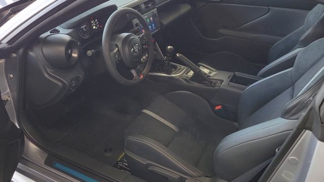 2022 Toyota GR86 Premium MT in Steel Silver смотреть онлайн