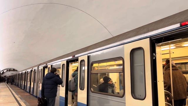 Электропоезд 81-760/761 ”Ока” №024 на станции метро Китай - Город КРЛ смотреть онлайн