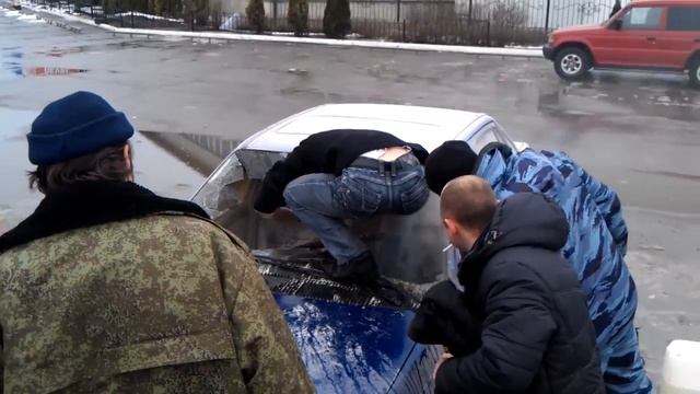 Горяший автомобиль потушить можно, если есть такие парни. смотреть онлайн