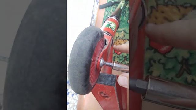 как сделать быстро крутящиеся колёса на самокате(за звук сорри снимали на телефон) смотреть онлайн