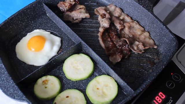 Вкусный завтрак на одной сковороде. Яичница, бекон и кабачок. смотреть онлайн