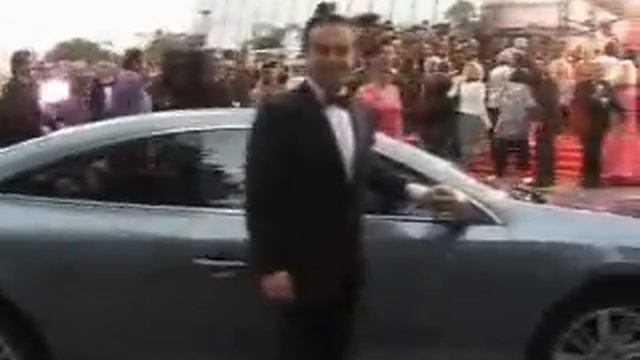 New Renault Laguna Coupe Arriving at Cannes смотреть онлайн