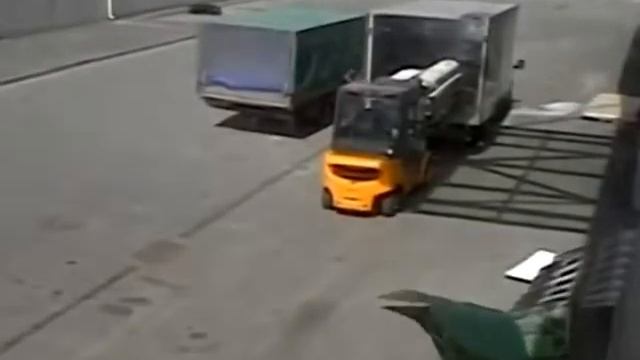 Полтергейст против Грузчиков/ Poltergeist vs loaders ( Полтергейст / Poltergeist ) смотреть онлайн