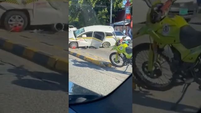 Major accident in New Kingston. Power lines are on fire. смотреть онлайн