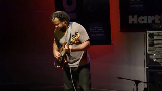 Victor Wooten rompe una cuerda y sigue tocando broken string bass still playing480P1 смотреть онлайн
