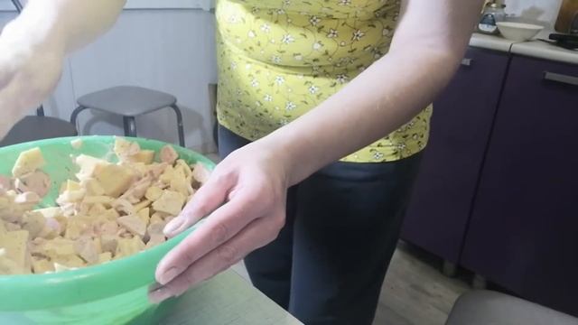 Картофельная запеканка с сосисками, сыром и грибами смотреть онлайн