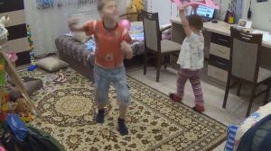 Дети дома танцуют