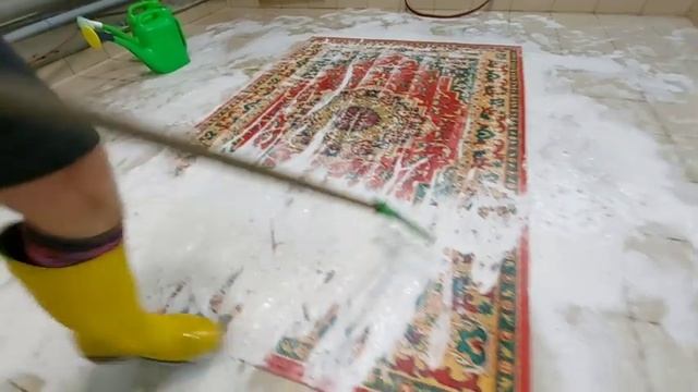 Аутентичный ковер попал к нам в цех на стирку / Authentic rug came in our workshop for washing смотреть онлайн
