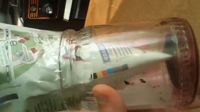 Мошки попались в самодельную ловушку смотреть онлайн