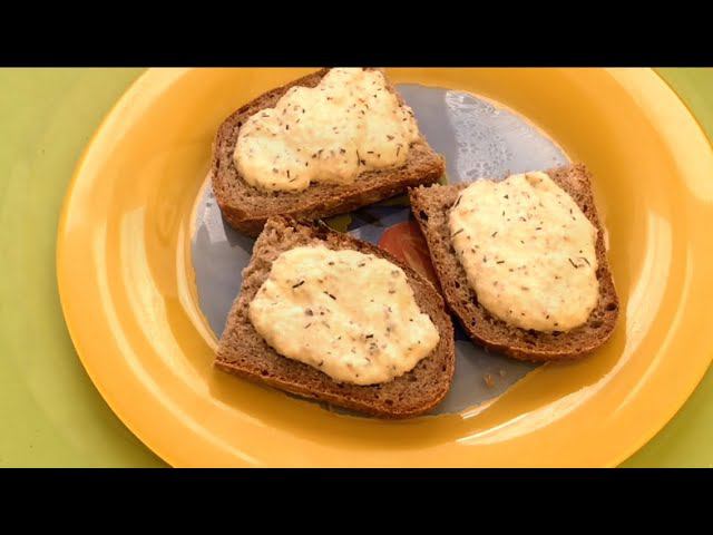 Густой соус - закуска для бутербродов. Thick Sauce Is An Appetizer For Sandwiches.