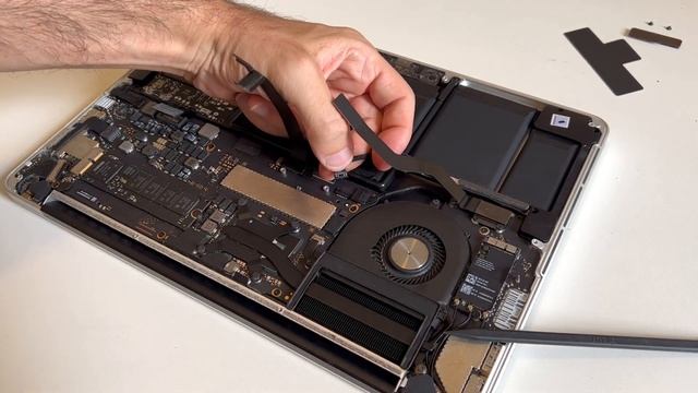 Como Trocar a Bateria Alto Falante e Pasta Térmica do Macbook Pro 2015 Retina A1502 Apple смотреть онлайн