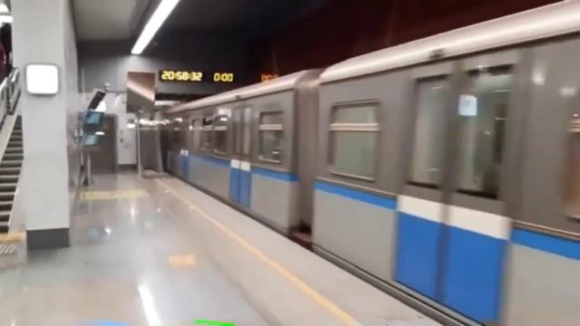 Машинист-карамелька водит поезд метро Русич смотреть онлайн