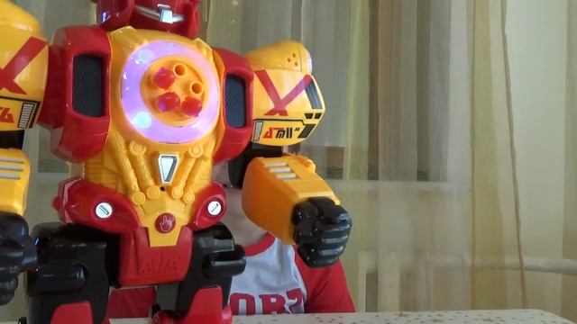 Игрушка робот. Робот на пульте управления стреляющий ракетами.