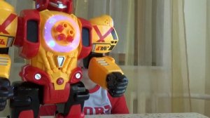 Игрушка робот. Робот на пульте управления стреляющий ракетами.