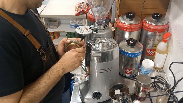 Mazzer kony Coffee grinder weekly maintenance and cleaning. смотреть онлайн