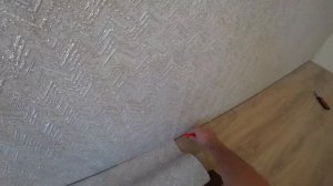 Конец спорам: что сначала натяжной потолок или обои?