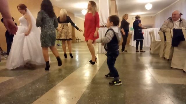 Маленькие дети-самые смешные. Дети танцуют. Танцующие дети. Танцы с детьми. Очень весело！mister Ale смотреть онлайн