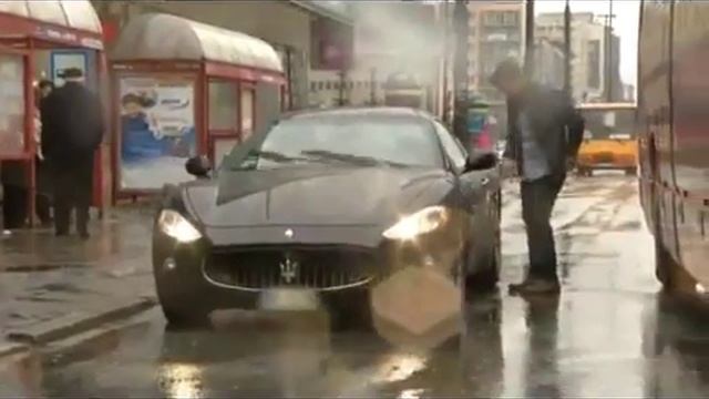 Автобус вырвал дверь у мазератти смотреть онлайн