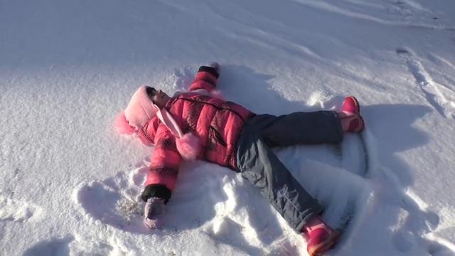 Снежный ангел на снегу DIY Snow Angel Video for kids babies children смотреть онлайн