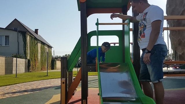 Дети играют с папой на площадке в Биопарке. Видео для детей. смотреть онлайн