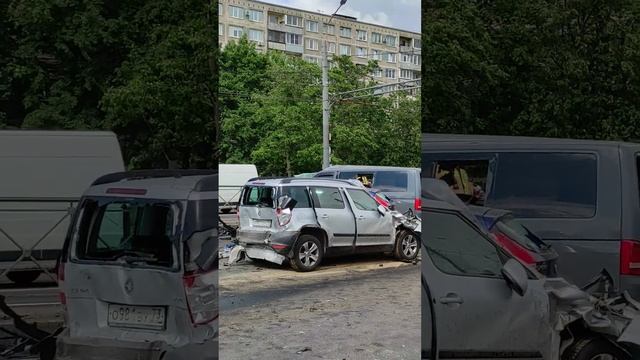 Страшное ДТП в Петербурге/проспект Славы сегодня/Грузовик летел навстречку/3 июня 2023 г. смотреть онлайн