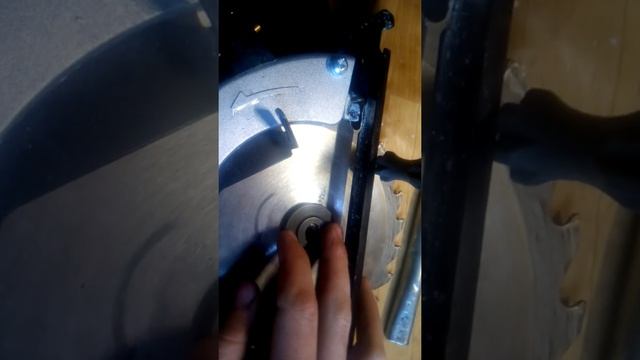 Замена диска на циркулярной пиле или по другому на дисковой пиле смотреть онлайн