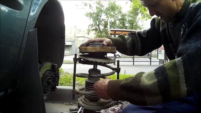 замена амортизационных стоек Dodge Caravan.mp4