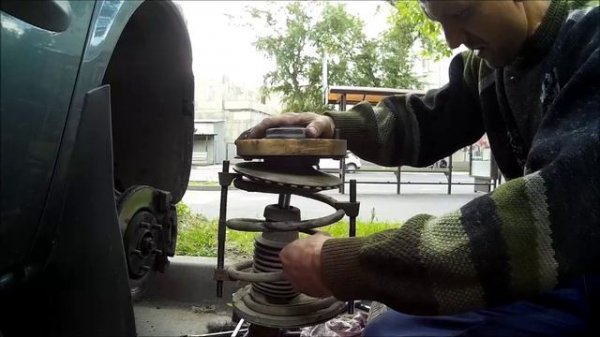 замена амортизационных стоек Dodge Caravan.mp4