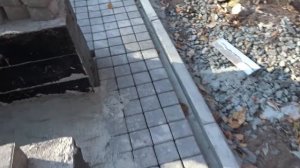 Отмостка дома из брусчатки.