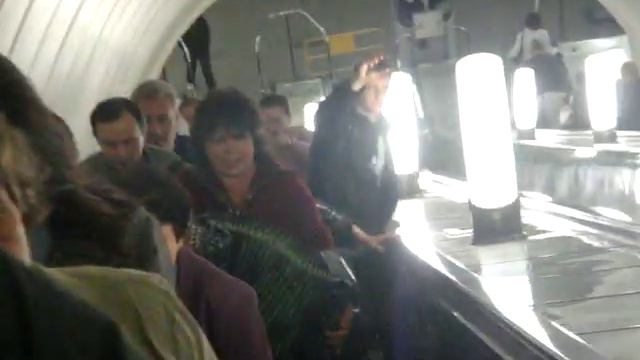 Песни под гармошку в московском метро смотреть онлайн