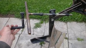 Винт регулировки угла атаки плуга.