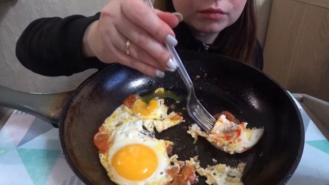 АСМР яичница с помидорами/вкуснейший завтрак яичница/мукбанг ем яичницу прямо из сковородки смотреть онлайн