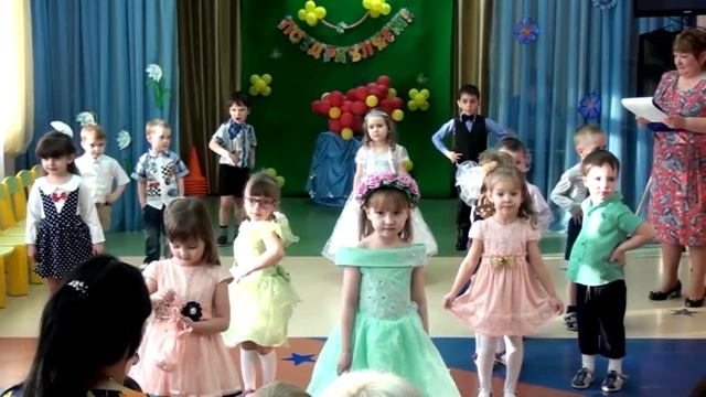 Песня для мамы "Сегодня праздник - мамин день" смотреть онлайн