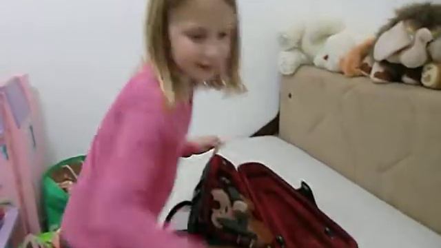 Шели обучает азам игры на скрипке (11.2012)