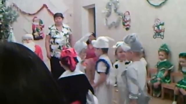 Новогодний утренник. " Танец ёлочных игрушек" смотреть онлайн