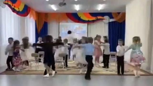 детский сад "Спутник" корпус Росток, с. Засечное. танец на песню "девушки фабричные" смотреть онлайн