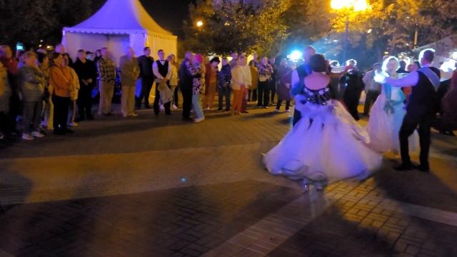 Танцуют ВСЕ!!! А я бегу за ними с камерой)))... 09.09.23 смотреть онлайн