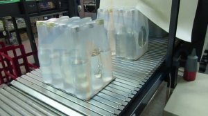 Групповая упаковка стеклянных бутылок на МТУ Вектор 600 с подложкой