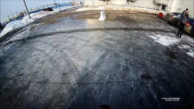 StreetStorm CVR 7620. Парковка по задней камере. День. Солнечно. смотреть онлайн