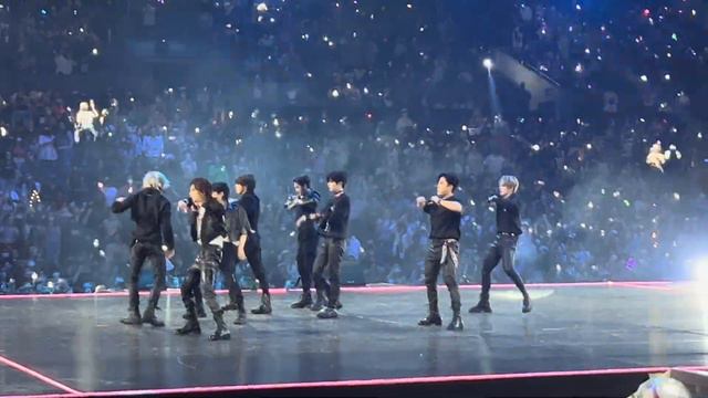 STRAY KIDS (스트레이 키즈) - BACK DOOR | KCON LA 2022 FANCAM DAY 1 08/20/22 смотреть онлайн