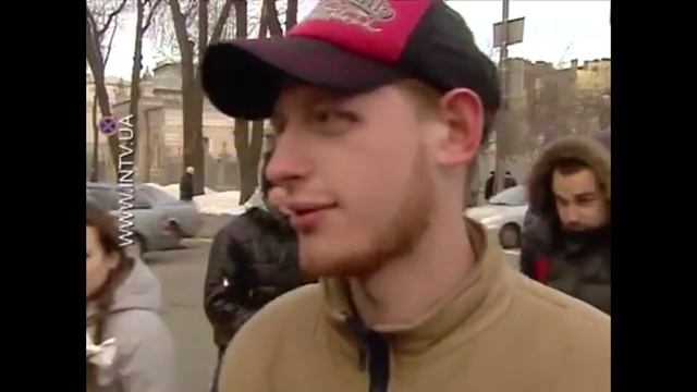 Пацанчік прийшов на обичьний мітінг. А шо такоє? смотреть онлайн