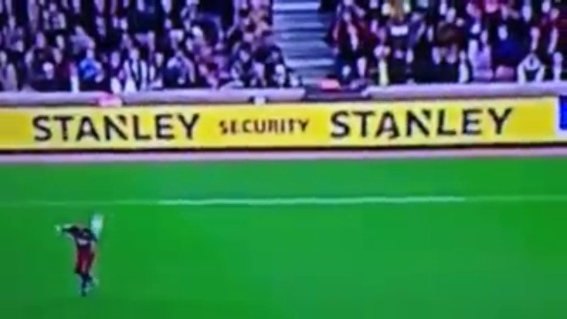 نيمار يستعرض ويوقف الكرة بكعبه