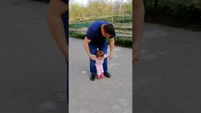 Ребенок с Синдромом дауна учится ходить. смотреть онлайн